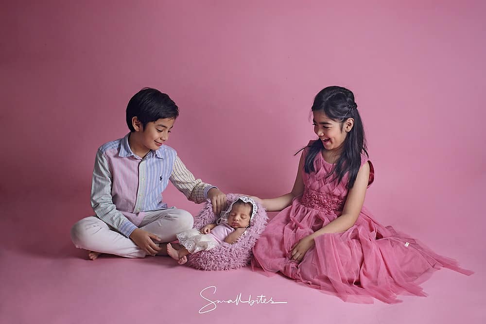 9 Potret gemas bayi Tania Nadira & Abdulla Alwi, parasnya Arab banget