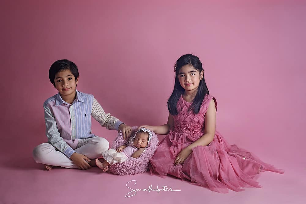 9 Potret gemas bayi Tania Nadira & Abdulla Alwi, parasnya Arab banget