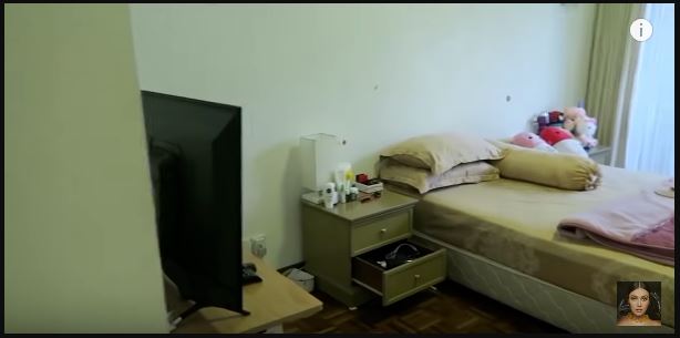 7 Potret kamar apartemen Denada di Singapura, serba putih