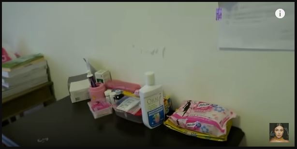 7 Potret kamar apartemen Denada di Singapura, serba putih