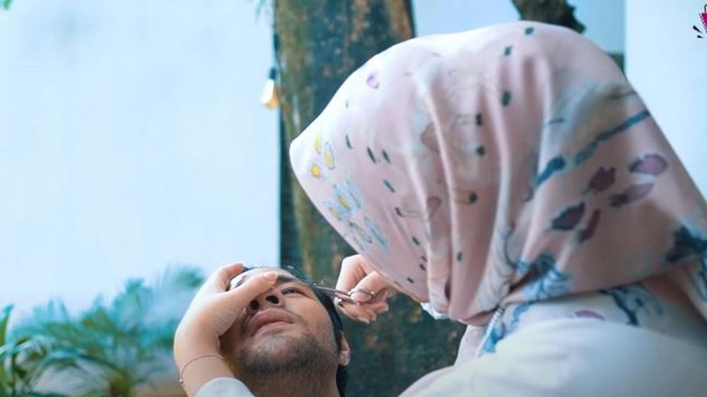 7 Momen Irish Bella ngidam potong rambut Ammar Zoni, hasilnya keren