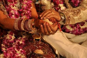 Pria ini nikahi 2 orang sekaligus, pacarnya dan gadis pilihan ortunya