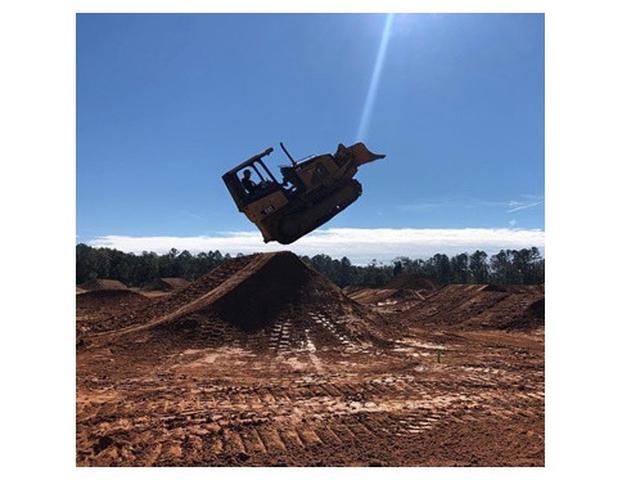 10 Tingkah nyeleneh pekerja alat berat ini bikin senyum tipis