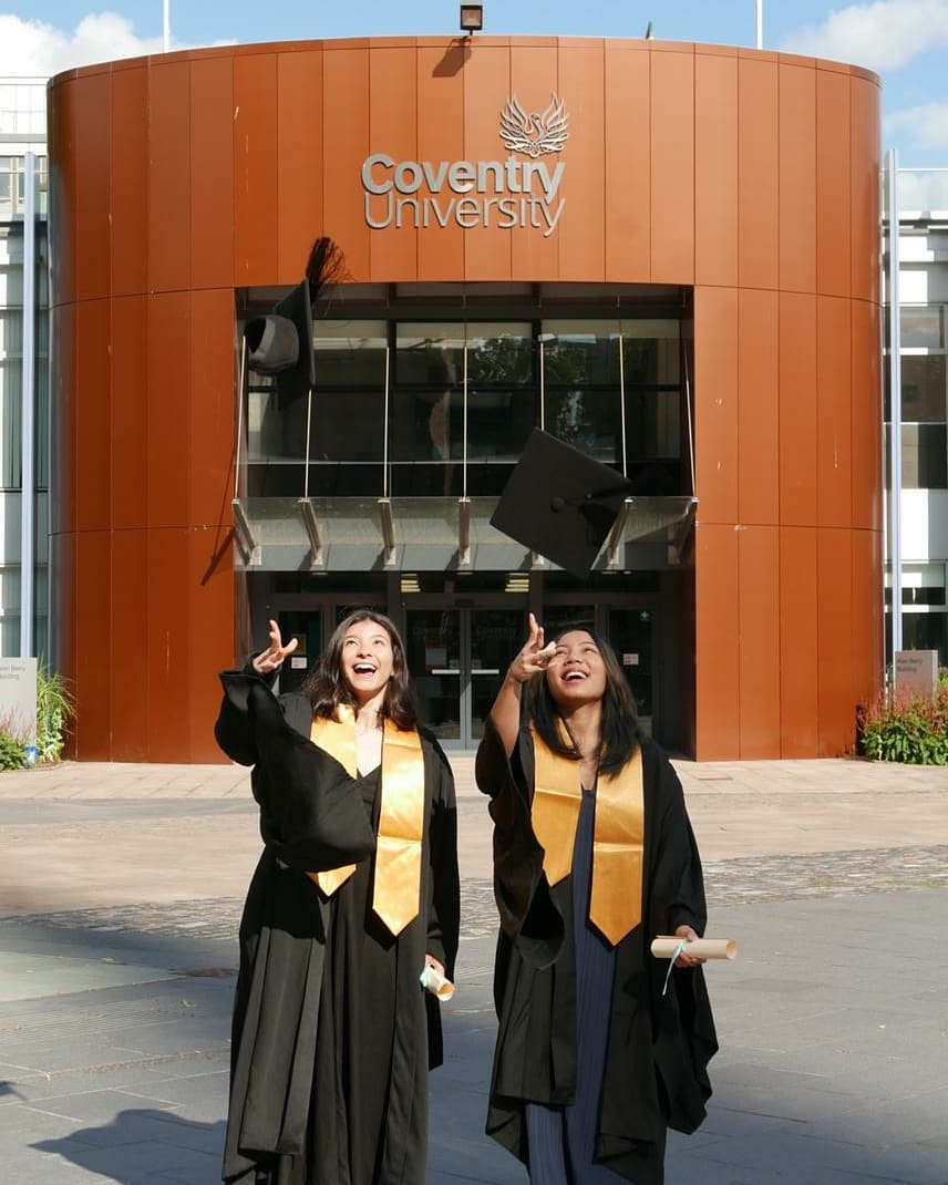 6 Momen Shalom Razade anak Wulan Guritno wisuda di luar negeri