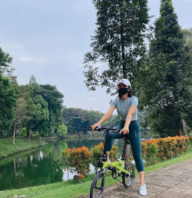 7 Gaya Selvi Kitty naik sepeda lipat, sporty