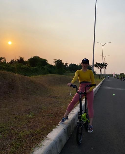 7 Gaya Selvi Kitty naik sepeda lipat, sporty