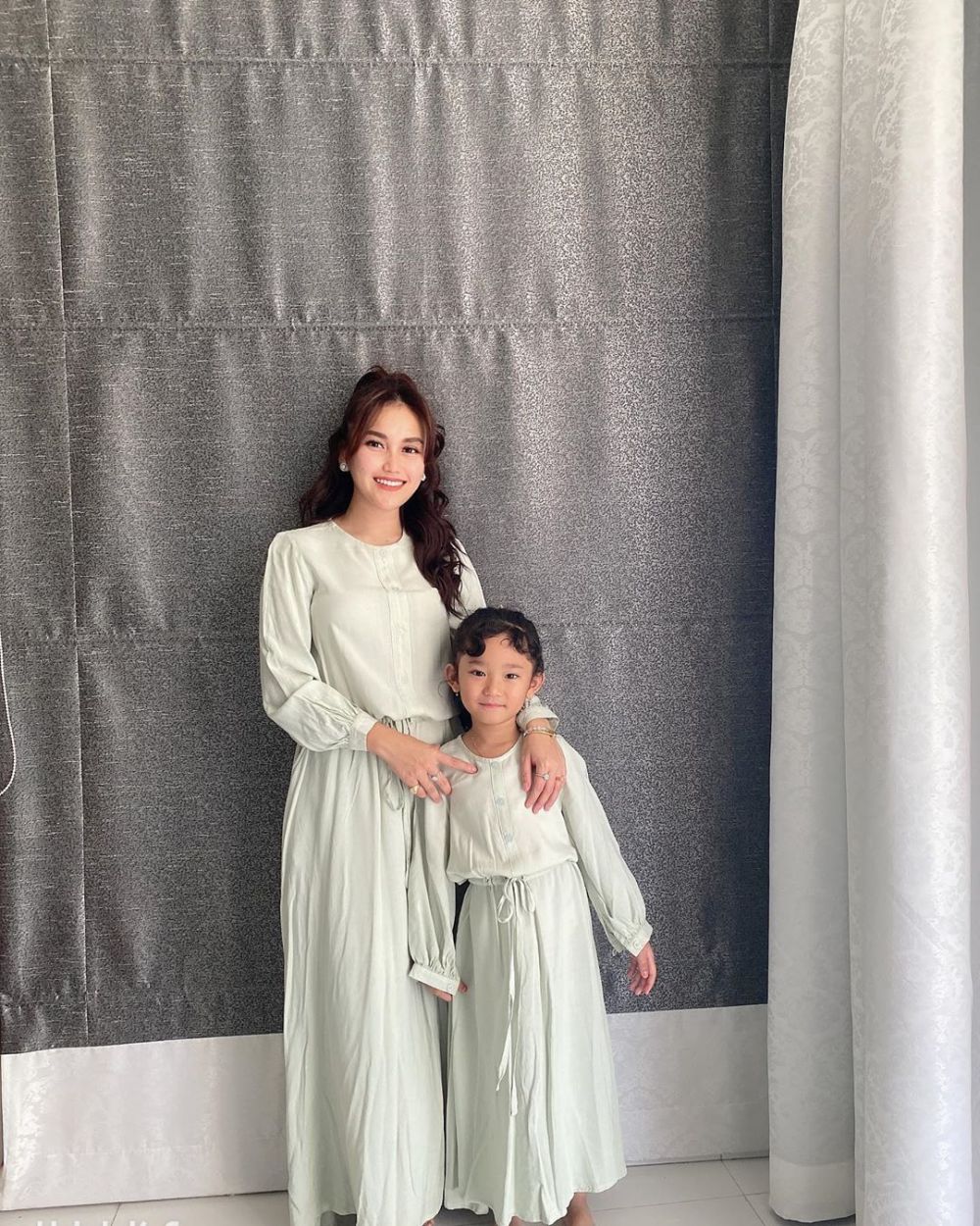 Potret 7 seleb cantik dan putri kecilnya kompak pakai baju kembaran