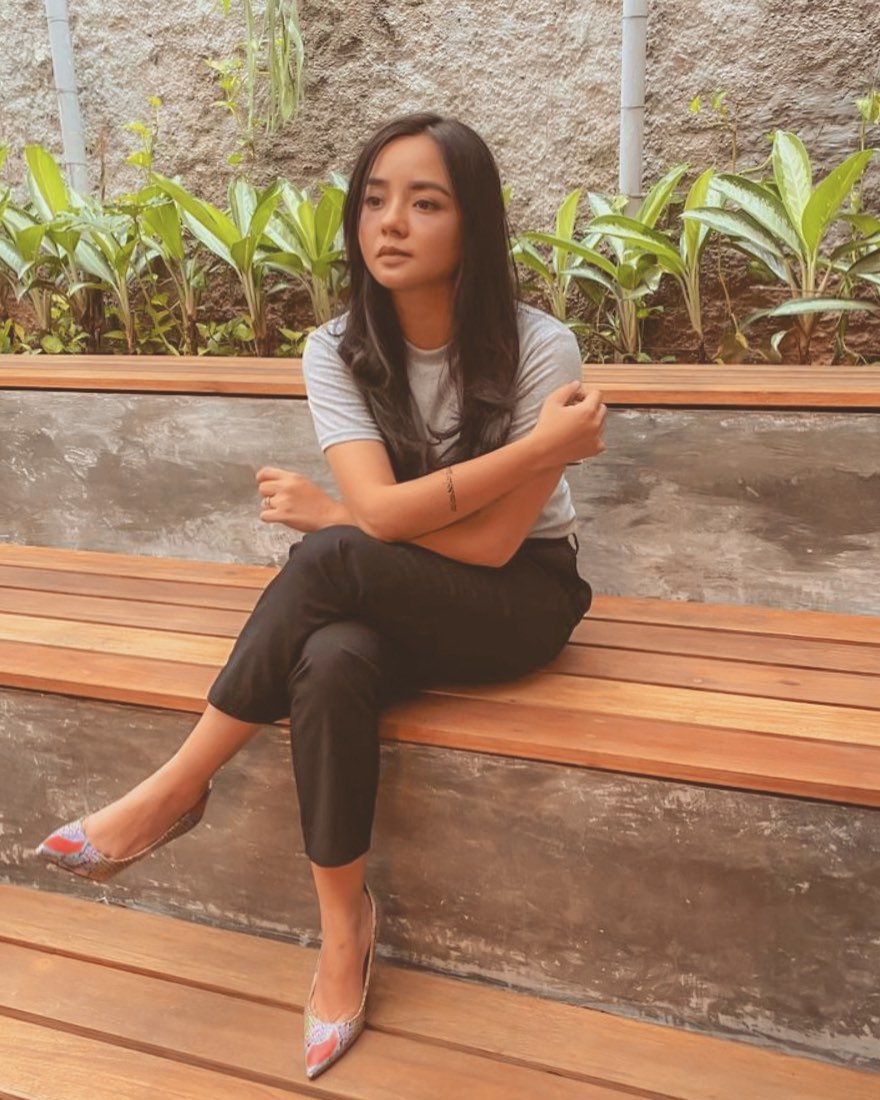 10 Seleb ini langganan peran istri tersakiti, aktingnya juara