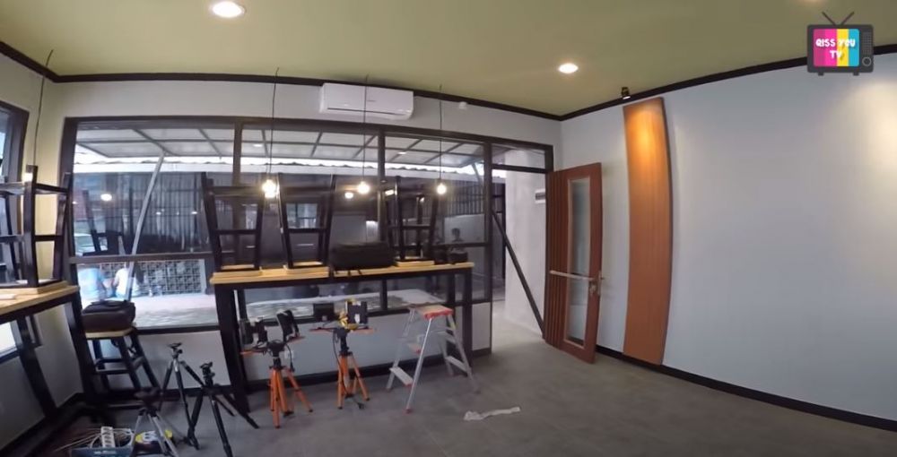 8 Penampakan kafe milik Ayu Ting Ting, ada mural karya Wendy Cagur