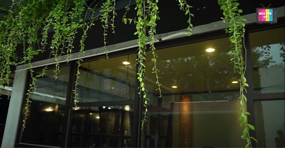 8 Penampakan kafe milik Ayu Ting Ting, ada mural karya Wendy Cagur