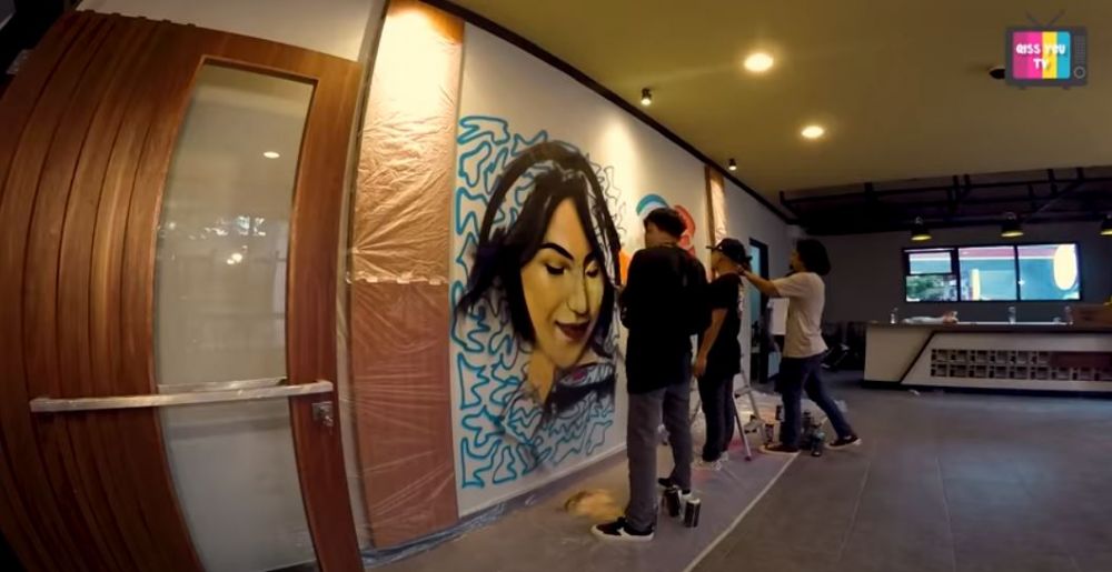 8 Penampakan kafe milik Ayu Ting Ting, ada mural karya Wendy Cagur