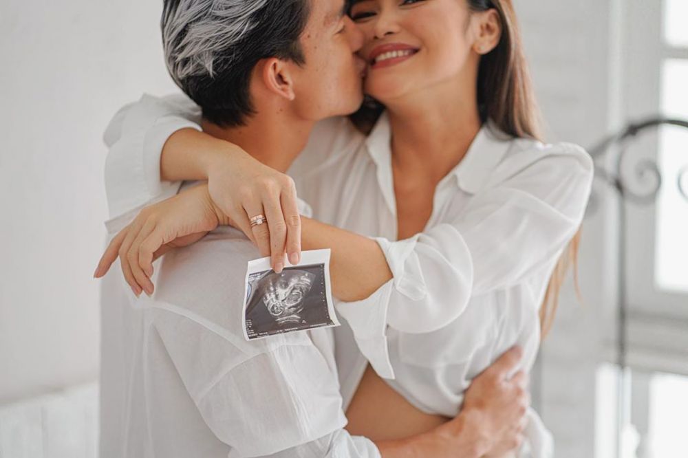 6 Potret kehamilan Elisa Novia istri Kim Kurniawan, bertema kasual