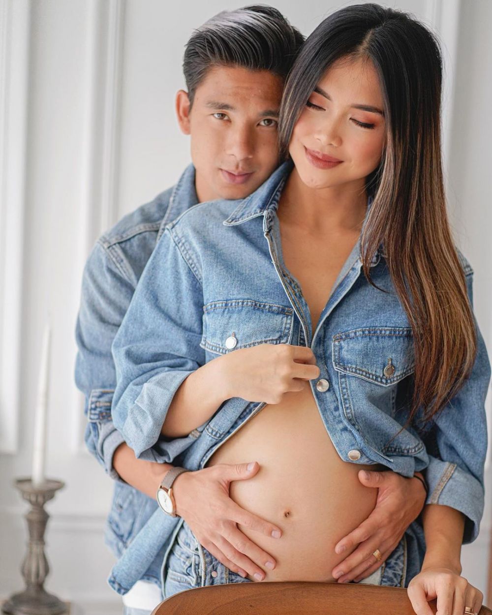 6 Potret kehamilan Elisa Novia istri Kim Kurniawan, bertema kasual