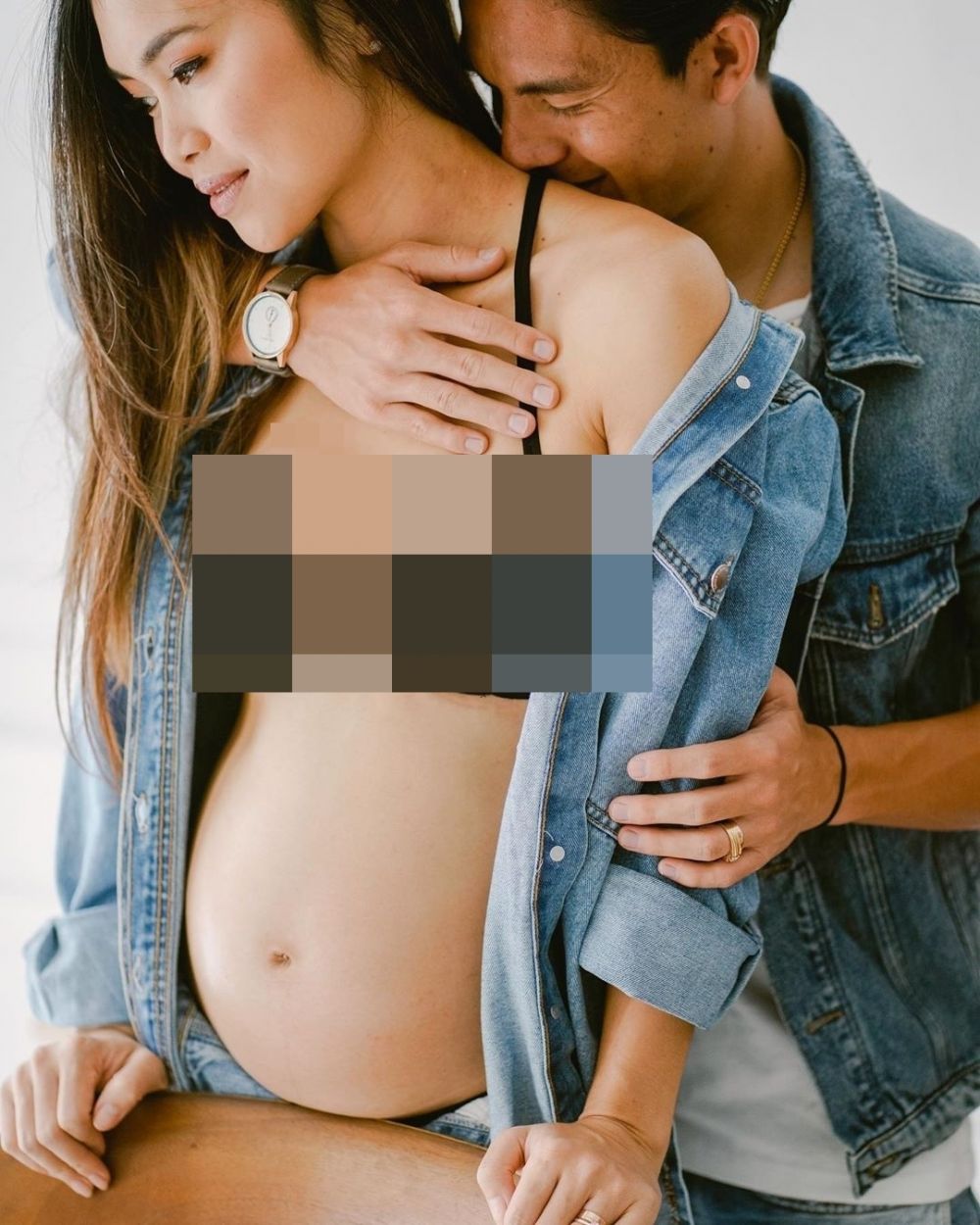 6 Potret kehamilan Elisa Novia istri Kim Kurniawan, bertema kasual