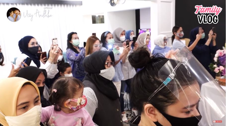 11 Potret pesta ultah Ussy Sulistiawaty ke-40, kado spesial saat hamil