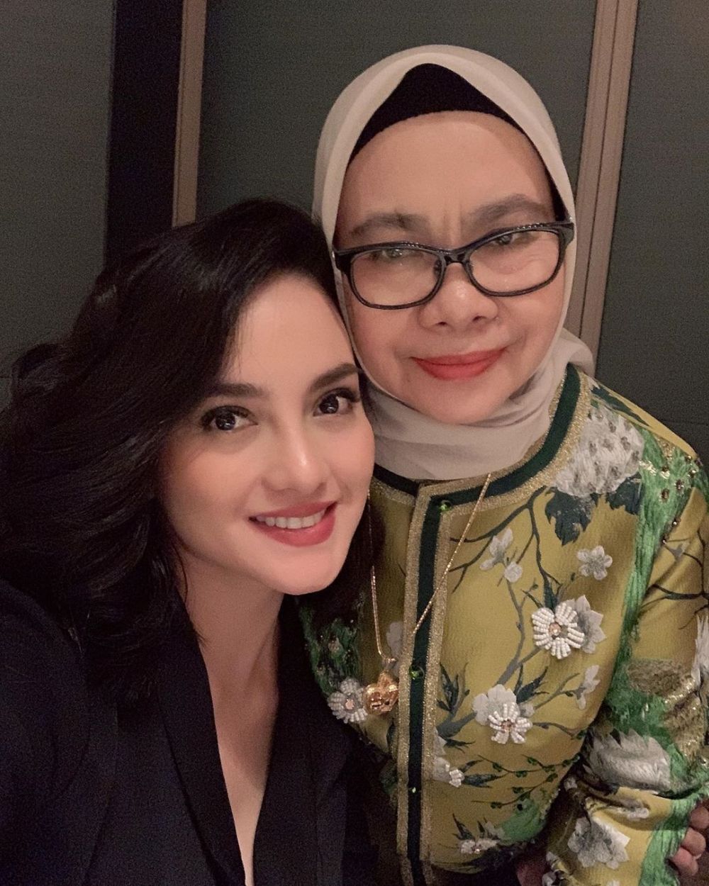 Jarang tersorot, ini 10 momen Ririn Ekawati bersama sang mama