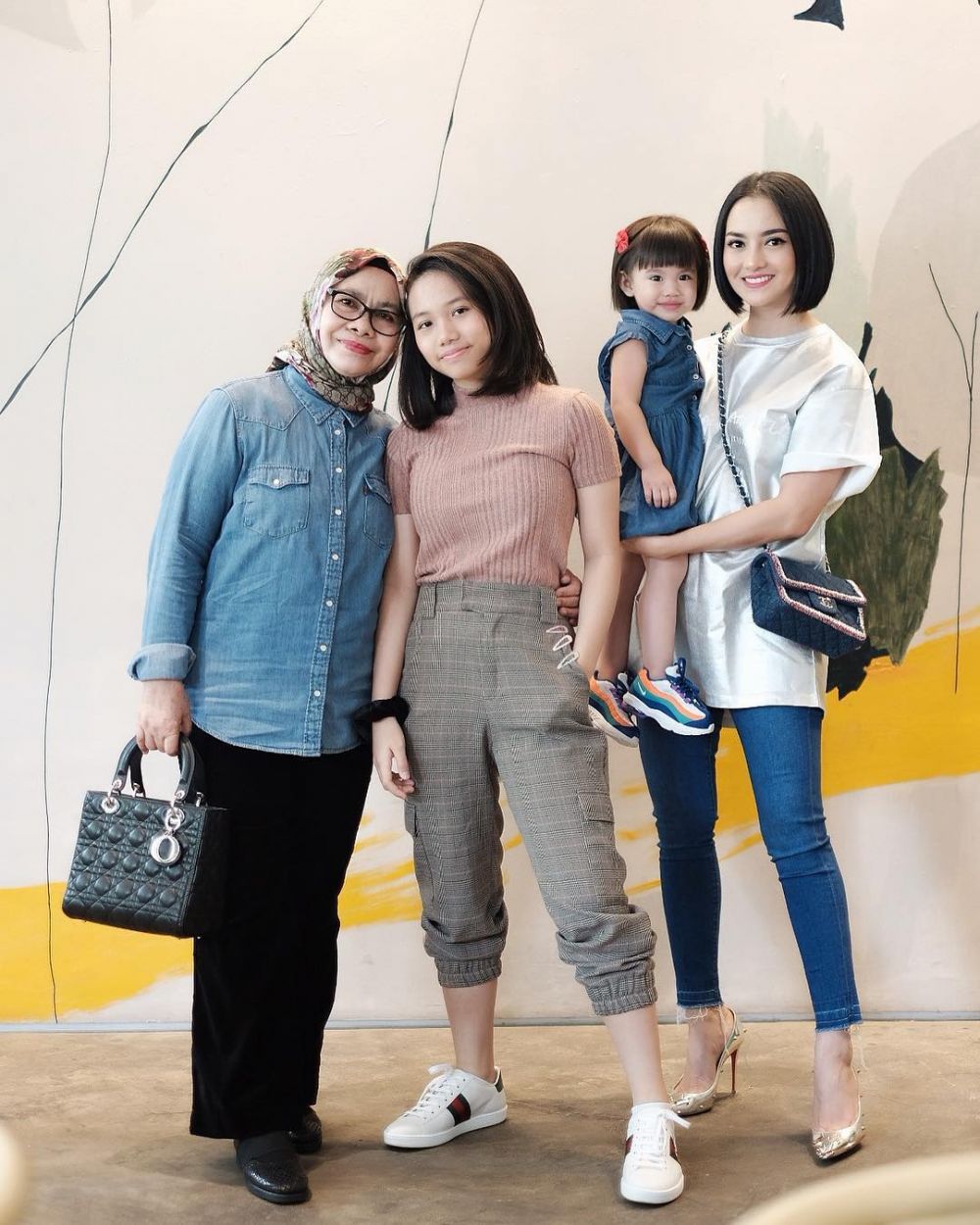 Jarang tersorot, ini 10 momen Ririn Ekawati bersama sang mama