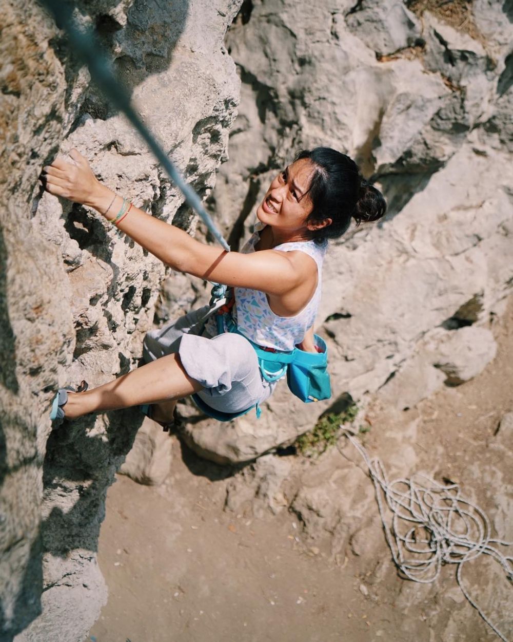 8 Potret Prisia Nasution olahraga ekstrem, silat hingga panjat tebing