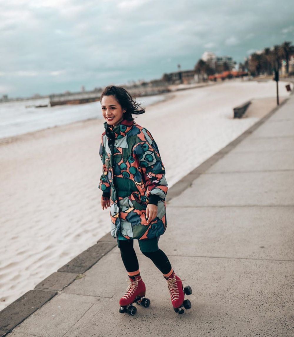 Bukan sepeda, 7 seleb ini curi perhatian saat bermain sepatu roda