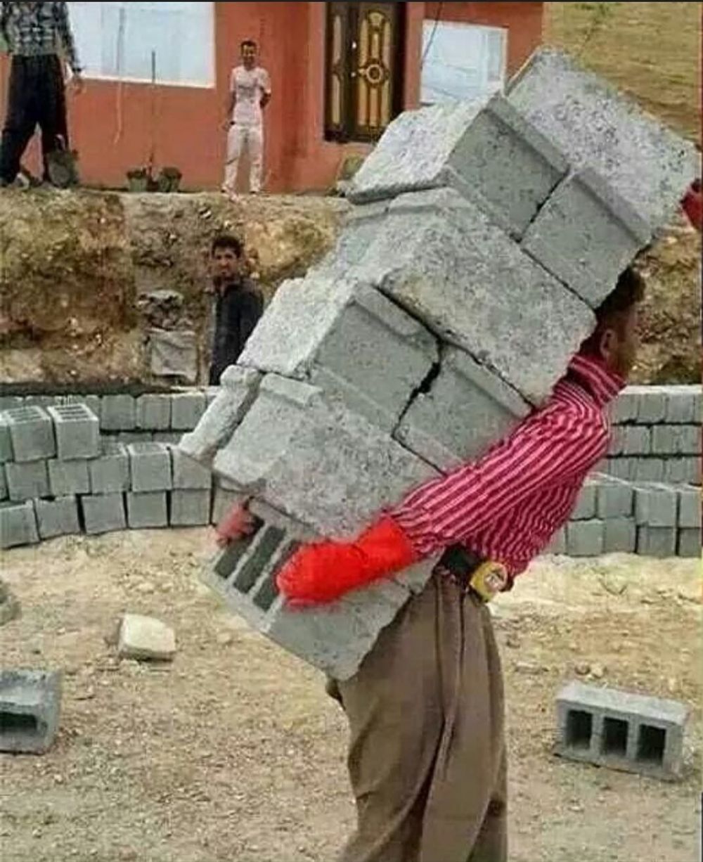 Aksi mencengangkan 10 tukang bangunan saat bawa material, kuat banget