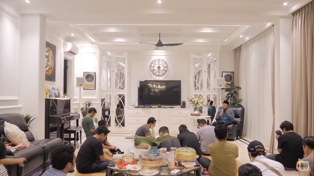 12 Potret rumah Arie Untung dan Fenita, ada studio foto pribadi