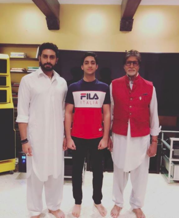 9 Potret Amitabh Bachchan momong cucu, jadi kakek idaman