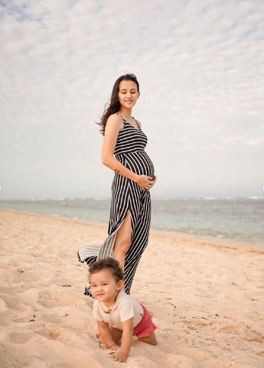Momen 8 seleb liburan ke pantai saat new normal, ada yang babymoon