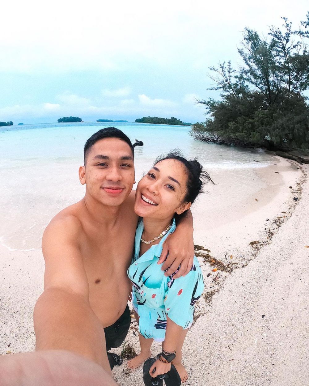 Momen 8 seleb liburan ke pantai saat new normal, ada yang babymoon