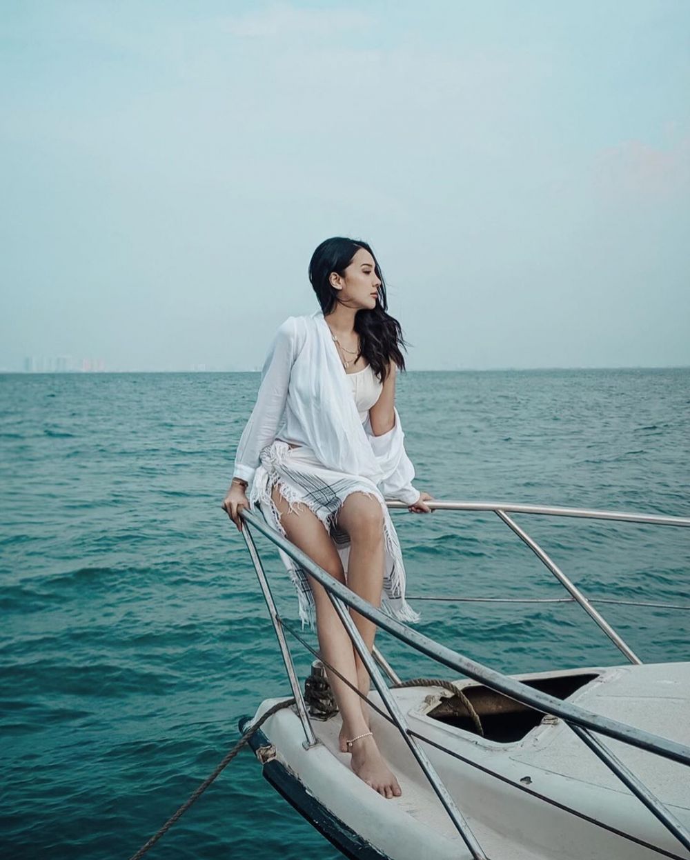 Momen 8 seleb liburan ke pantai saat new normal, ada yang babymoon