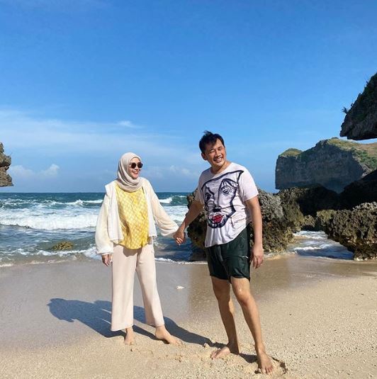 Momen 8 seleb liburan ke pantai saat new normal, ada yang babymoon