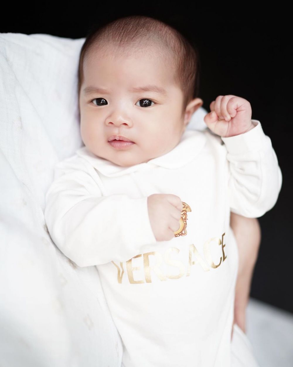 Gaya 7 balita seleb kenakan barang branded, stylish abis