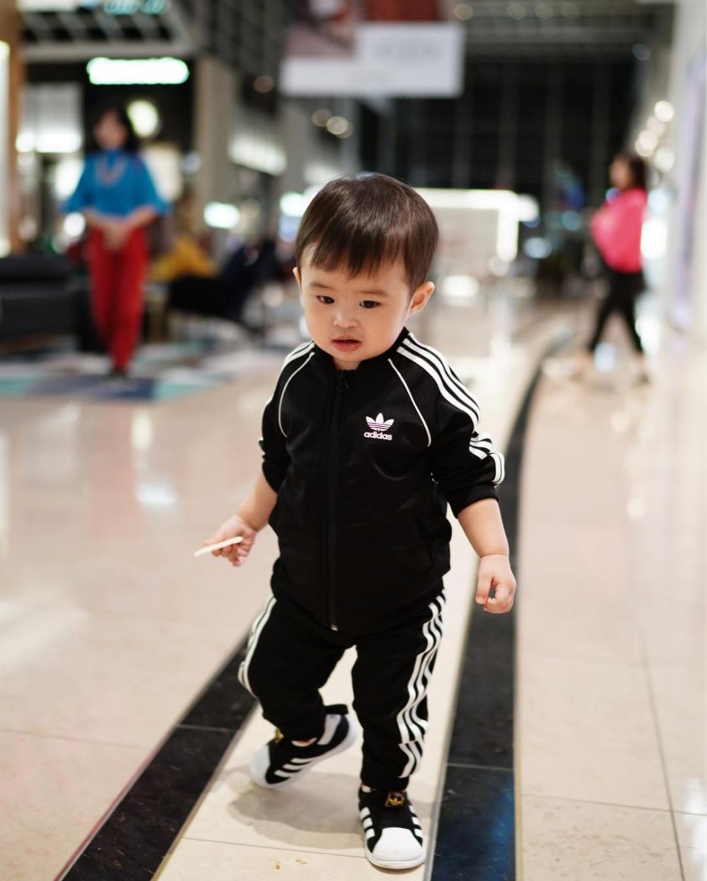 Gaya 7 balita seleb kenakan barang branded, stylish abis