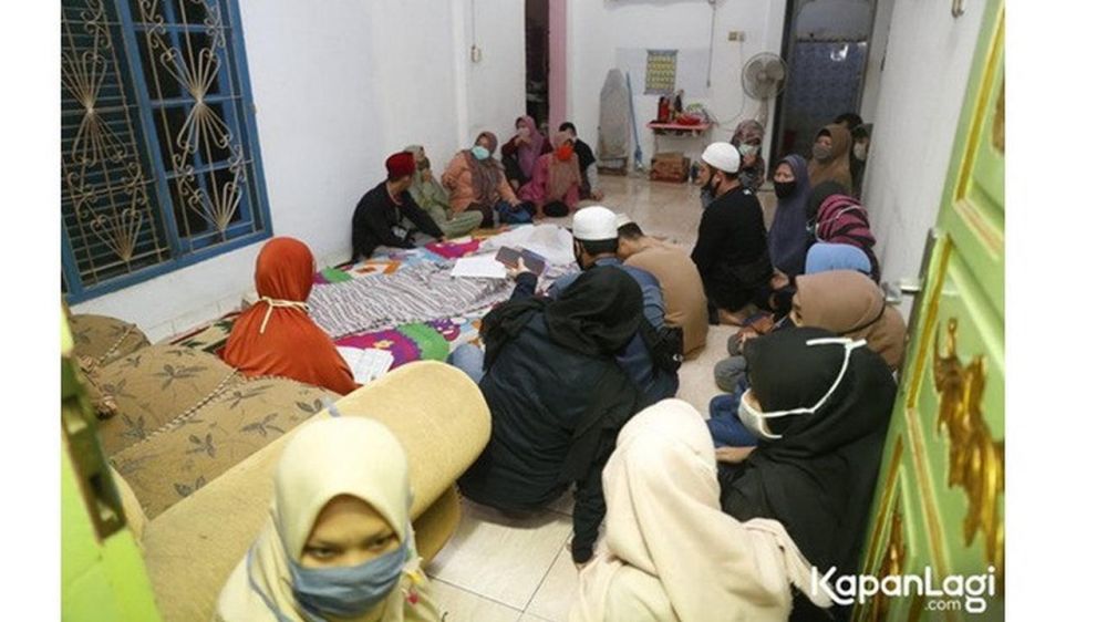 7 Potret suasana rumah duka Omas, penuh pelayat dan rekan artis