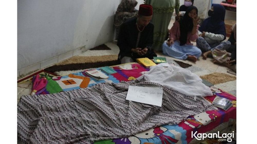 7 Potret suasana rumah duka Omas, penuh pelayat dan rekan artis