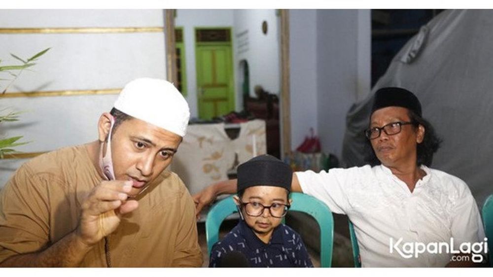 7 Potret suasana rumah duka Omas, penuh pelayat dan rekan artis