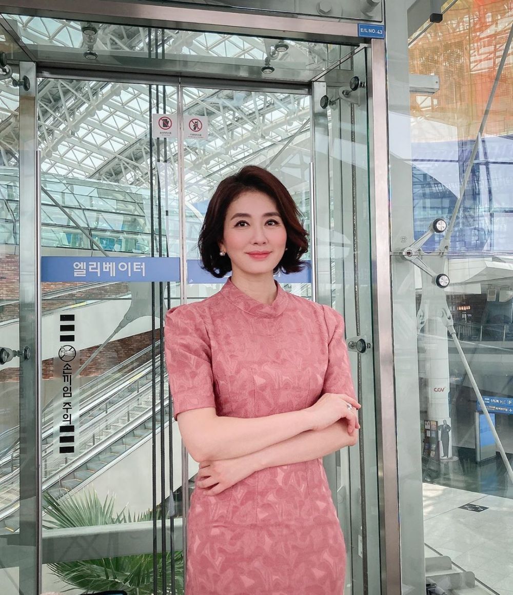 Punya aura keibuan, 8 seleb Korea ini langganan jadi emak-emak