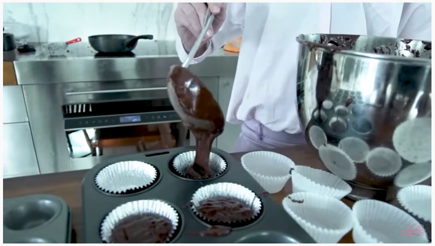 8 Momen seru Jessica Iskandar dan El Barack kompak bikin kue