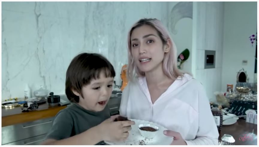 8 Momen seru Jessica Iskandar dan El Barack kompak bikin kue