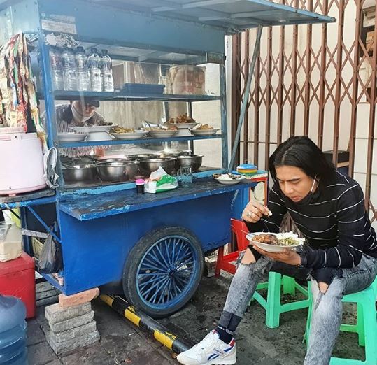 Momen Charly Setia Band makan di pinggir jalan, panen pujian