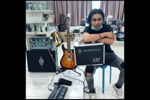 Momen Charly Setia Band makan di pinggir jalan, panen pujian