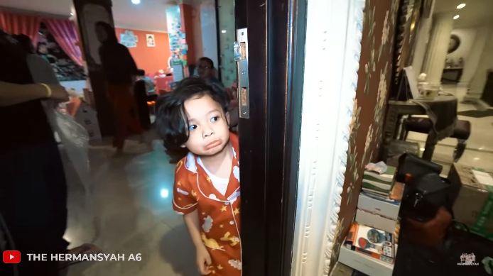 10 Momen lucu anak bungsu Ashanty bertemu Millendaru