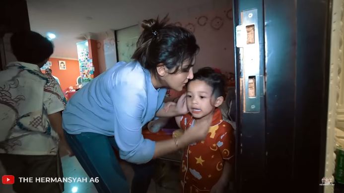 10 Momen lucu anak bungsu Ashanty bertemu Millendaru