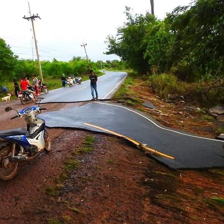 10 Penampakan jalan rusak bikin ngelus dada, rusaknya nggak kira-kira