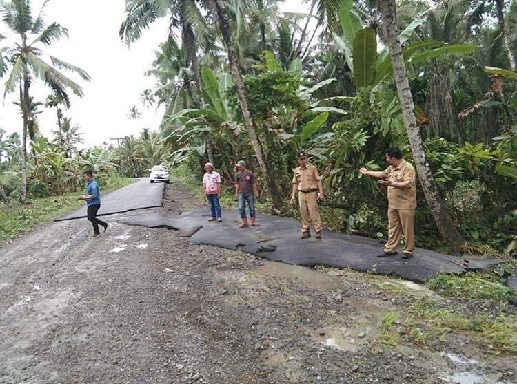 10 Penampakan jalan rusak bikin ngelus dada, rusaknya nggak kira-kira