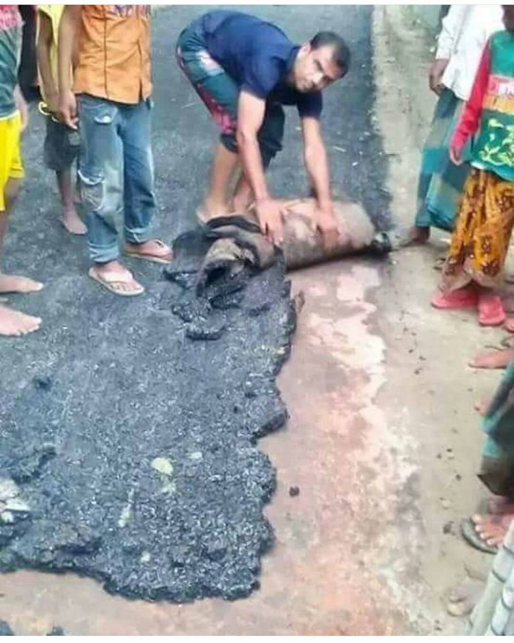 10 Penampakan jalan rusak bikin ngelus dada, rusaknya nggak kira-kira