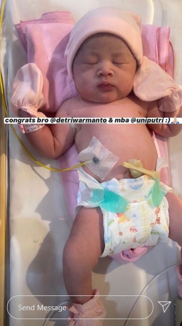 5 Potret kelahiran anak ketiga Detri Warmanto, penuh perjuangan
