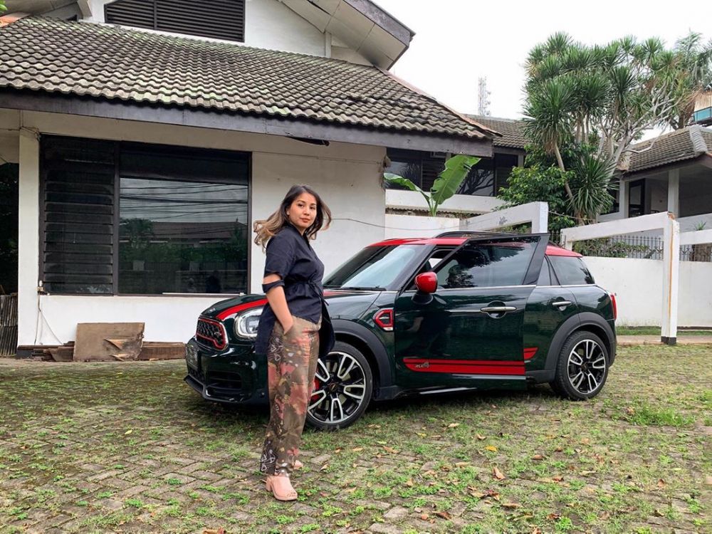 8 Cerita Tya Ariestya turun berat badan, rutin jalan kaki 45 menit