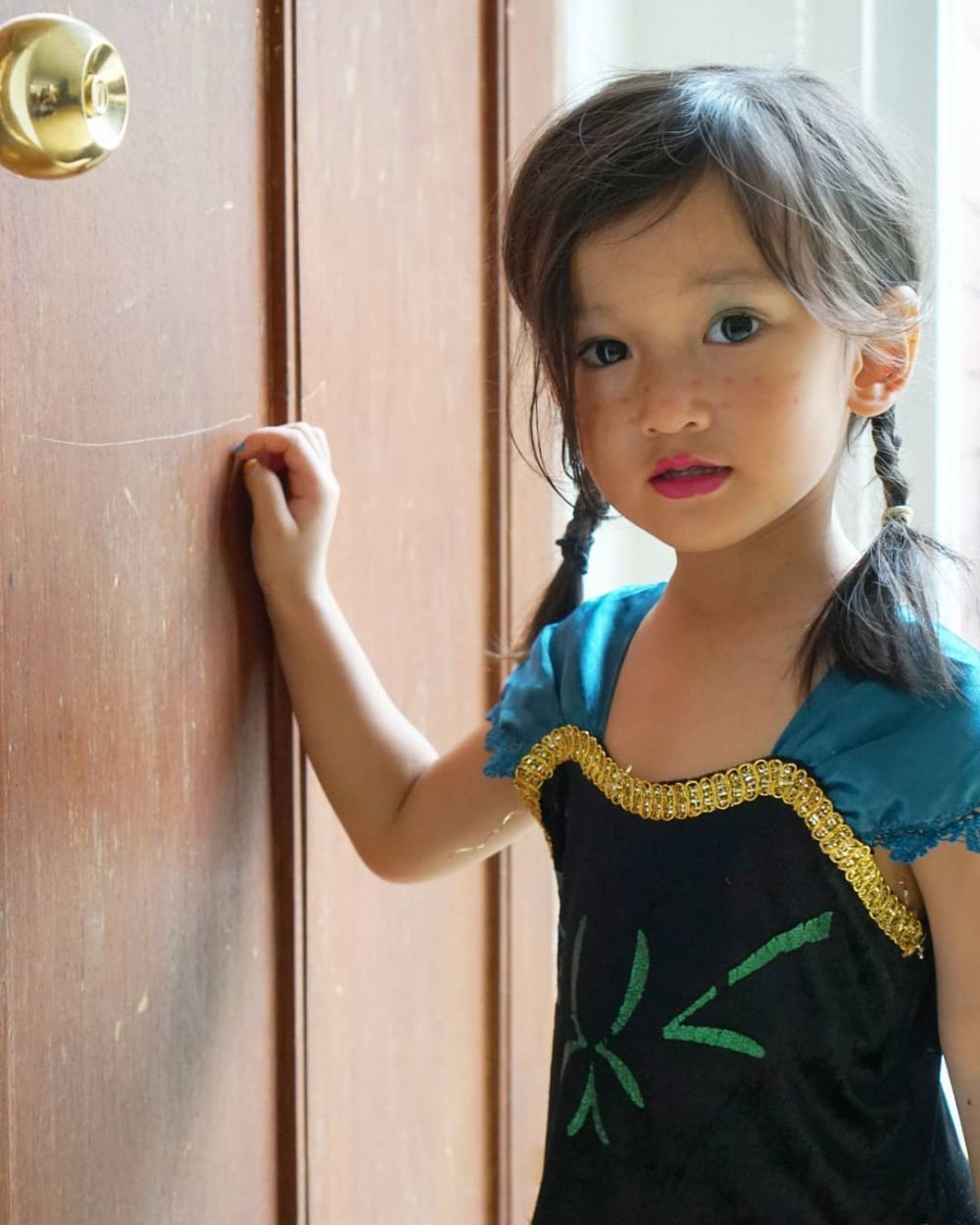 8 Potret cantik Salma Jihane, putri Atiqah Hasiholan yang jago pose