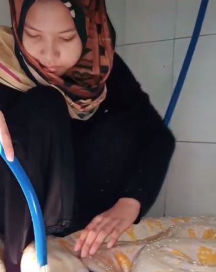 Tanpa rasa takut, ini 7 potret gadis pelihara 6 ular piton besar