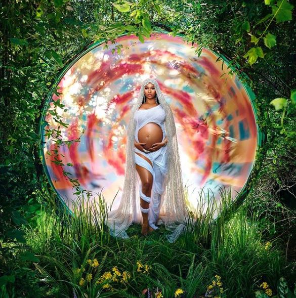 5 Gaya Nicki Minaj umumkan kehamilan anak pertama, pakai bra unik